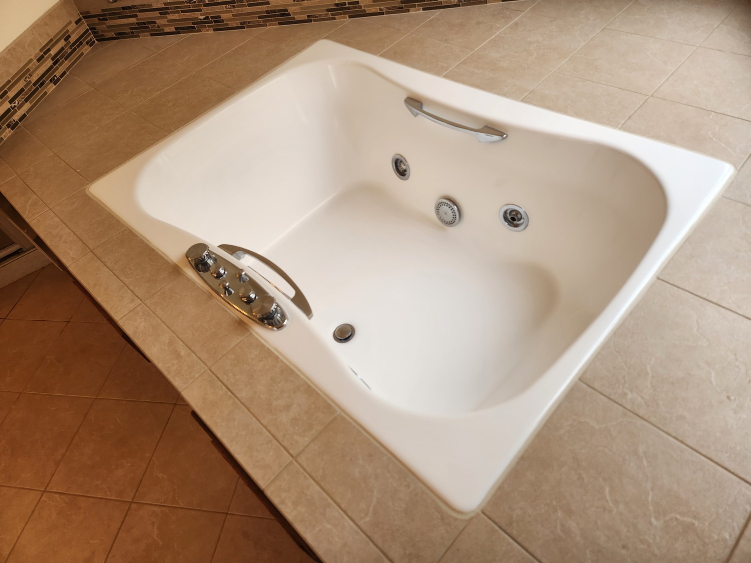 Whirlpool / jacuzzi / jetted tubs&nbsp;