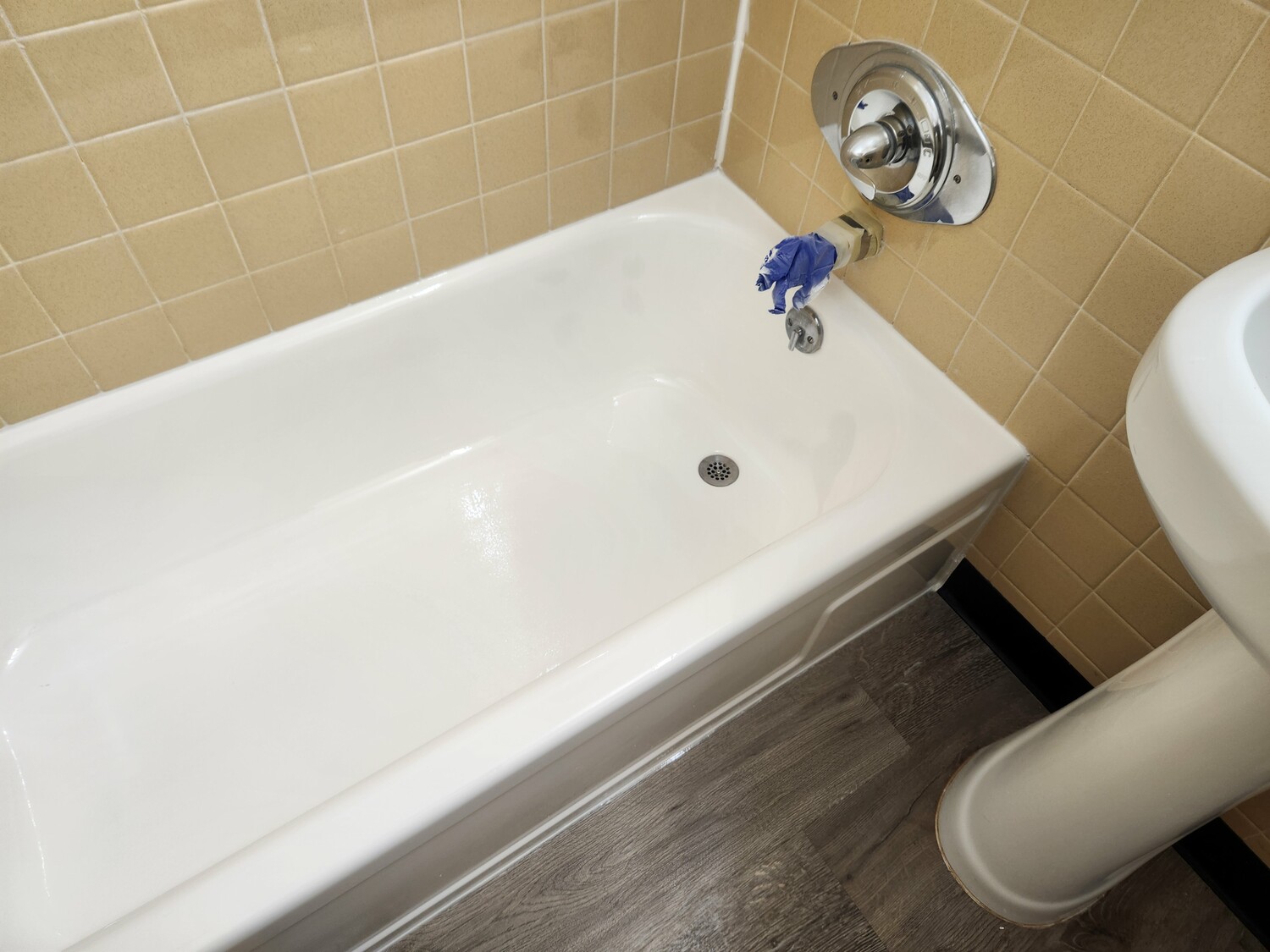 Standard bathtub refinish, reglaze, or resurface&nbsp;